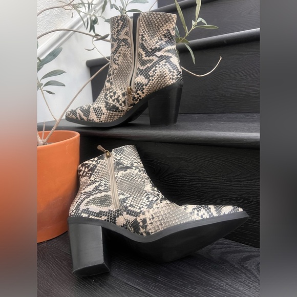 BLONDO SNAKE PRINT WATERPROOF ANKLE BOOTIES HEELS WOMENS SZ 9M Black Gray White - Picture 8 of 14